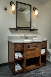 uma casa de banho com um lavatório e um espelho em Western Front Hotel em Saint Paul
