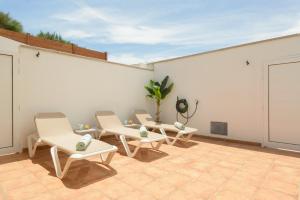 a group of chairs sitting on a patio at Chalé con piscina junto a la playa in La Estrella