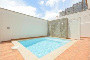 - une piscine au milieu d'un bâtiment dans l'établissement Villa con piscina junto a la playa, à La Estrella