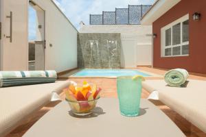 a table with a vase on it on a patio at Chalé con piscina junto a la playa in La Estrella +77 photos