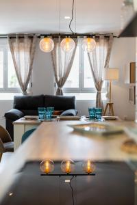 un soggiorno con tavolo e luci di Apartamento La Ermita Comfort a Torrevieja