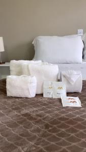 um quarto com uma cama com toalhas no chão em Pousada Mercosul em Alegrete