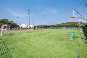 Tenis alebo squash v ubytovaní Camping Homes Mon Perin alebo jeho okolí