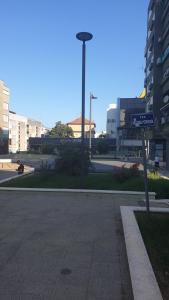 eine leere Straße mit einem Straßenschild an einer Stange in der Unterkunft Drago Apartman in Šibenik