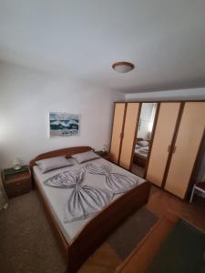 ein Schlafzimmer mit einem großen Bett in einem Zimmer in der Unterkunft Drago Apartman in Šibenik