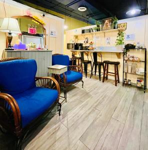 un restaurant avec des chaises et un comptoir avec un bar dans l'établissement New York Spirit Retreats HOSTEL, à New York