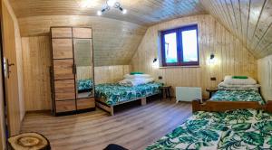 Postel nebo postele na pokoji v ubytování Domki - Noclegi Pod Ostrym Działem + 37 fotografií