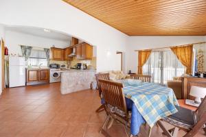cocina y comedor con mesa y sillas en Casa Do Poço, en Budens