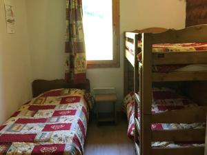 ヴァロワールにあるAppartement Valloire, 3 pièces, 5 personnes - FR-1-263-224の二段ベッド2台、窓が備わる小さな客室です。