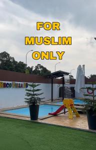 un resort con piscina con sole parole formissioni di Reco Villa Private Pool 4 Bedrooms@ Taman Mayung Teluk Kemang Port Dickson a Port Dickson