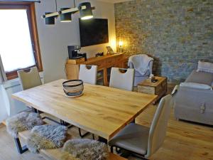 - une salle à manger avec une table et des chaises en bois dans l'établissement Appartement Samoëns, 2 pièces, 4 personnes - FR-1-629-127, à Samoëns