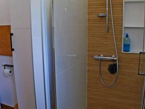La salle de bains est pourvue d'une douche avec un tuyau. dans l'établissement Appartement Samoëns, 2 pièces, 4 personnes - FR-1-629-127, à Samoëns