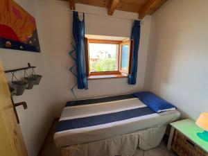 ブレンゾーネにあるCasa Lagoの小さなベッドルーム(ベッド1台、窓付)