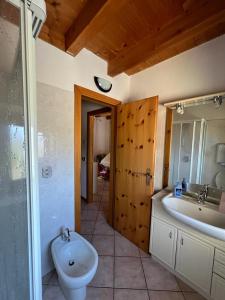 ブレンゾーネにあるCasa Lagoのバスルーム(洗面台、トイレ、鏡付)