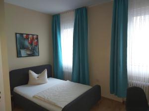 Postel nebo postele na pokoji v ubytování An der Stadthalle