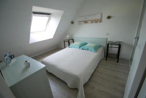 una piccola camera con letto e finestra di Phimar a Pénestin