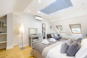 Postel nebo postele na pokoji v ubytování Mayaro Cottage by inspirestays-com