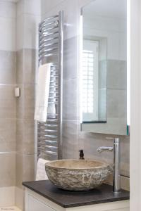 Koupelna v ubytování Mayaro Cottage by inspirestays-com