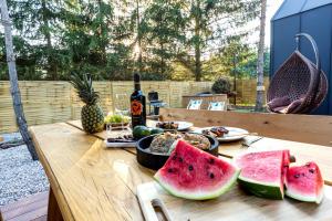 een tafel met twee stukken watermeloen erop bij Domki Marzeń w Marzyszu , Jacuzzi & Sauna in Marzysz