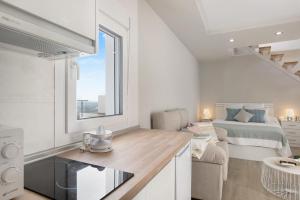 een keuken en een woonkamer met een bed op de achtergrond bij Apartamento La Fuente in Vejer de la Frontera