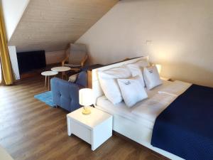 um quarto com uma cama, um sofá e uma mesa em Apartmán Kollarovi em České Budějovice