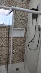um chuveiro numa casa de banho com uma porta de vidro em Wana casa 1 Requinte e conforto em Sao Jose do Rio Preto