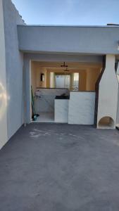un garage vuoto con due armadietti bianchi di Wana casa 1 Requinte e conforto a Sao Jose do Rio Preto