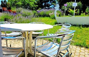 einen weißen Tisch und Stühle im Garten in der Unterkunft Dreamly Suites in Oslip