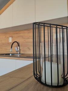 einem Glasbehälter auf einer Küchentheke in der Unterkunft Residence Ellena in Zadar