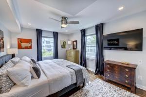 1 dormitorio con 1 cama, vestidor y TV en The Home Collection CLT: 510 Queens - All Units, en Charlotte