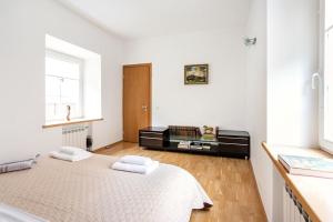 Habitación blanca con 2 camas y ventana en Saint John 2 Bedroom Cottage by Reside Baltic en Vilna