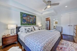 1 dormitorio con 1 cama y ventilador de techo en The Home Collection CLT: 510 Queens - All Units, en Charlotte