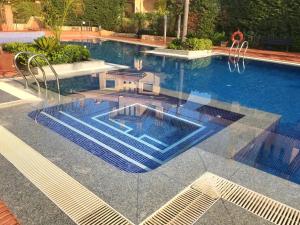 una piscina con azulejos azules en el suelo en Apartamento de Lujo en Resort Isla del Fraile, en Águilas