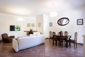 een woonkamer met een bank en een tafel bij Country Life Relais in Massa Lubrense