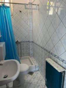 W łazience znajduje się toaleta, umywalka i prysznic. w obiekcie Family Garden w mieście Néa Michanióna