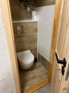 uma casa de banho com WC num pequeno quarto em Pura Vida em Zaječí