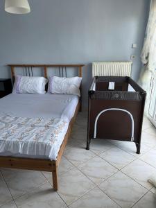 sypialnia z łóżkiem i szafką nocną w obiekcie Family Garden w mieście Néa Michanióna