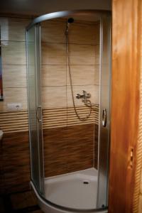 um chuveiro com uma caixa de vidro na casa de banho em BergWind em Russkaya Mokraya