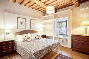 モンテプルチャーノにあるPodere Lambertoのベッドルーム(ベッド1台、窓付)