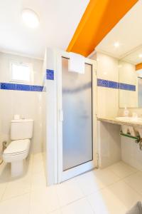 een badkamer met een douche, een toilet en een wastafel bij Ghazala Beach in Sharm El Sheikh