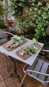 une table avec deux assiettes de nourriture dans l'établissement Il Geco, à Matera
