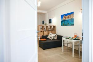 uma sala de estar com um sofá e uma mesa em Granello di Sabbia - Chianalea di Scilla em Scilla