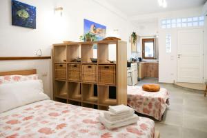 Zimmer mit einem Schlafzimmer mit einem Bett und einer Küche in der Unterkunft Granello di Sabbia - Chianalea di Scilla in Scilla