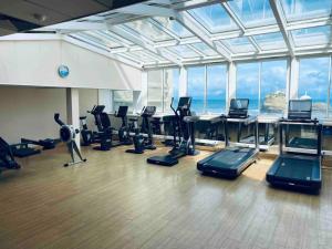 um ginásio com muito equipamento de exercício num edifício em Studio front de mer Biarritz - Spa & Thalasso em Biarritz
