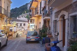 a car parked on a street next to buildings at Granello di Sabbia - Chianalea di Scilla in Scilla