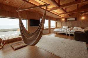 七尾的住宿－OH!TOMARI，卧室和卧室的吊床