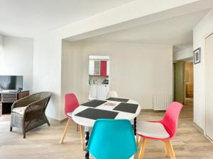 uma sala de jantar com mesa e cadeiras em LE GRAND PALAIS - Centre Ville - Palais de justice em Quimper