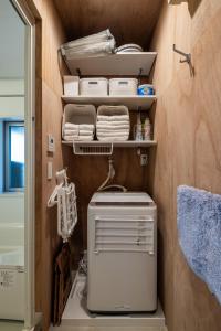 七尾的住宿－OH!TOMARI，洗衣房配有洗衣机和烘干机