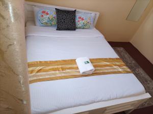 Dos camas en una habitación pequeña con una toalla. en Devine 1 bedroom on Moi Southlake road en Naivasha