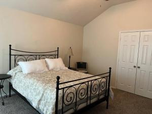 ノース・リッチランド・ヒルズにあるSpacious Luxury 3BD Oasis Home North Richland Hills Texasのベッドルーム1室(黒枠のベッド1台、白い枕付)